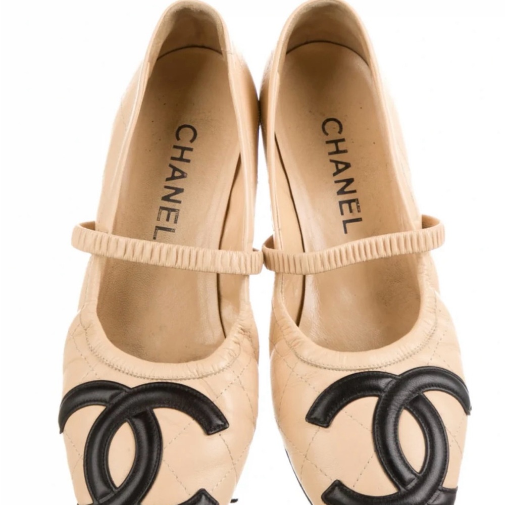 RARE!!! CHANEL Cambon Beige and Black Heel
